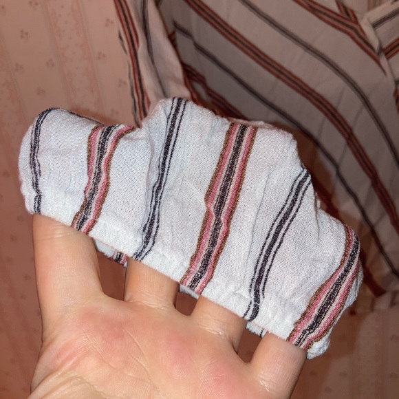 Beautiful blouse perfect for work! Size large - Picture 4 of 5